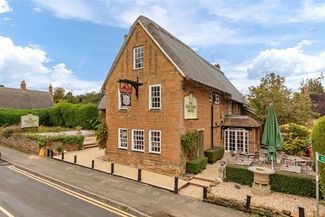 The Red Lion, East Haddon Image